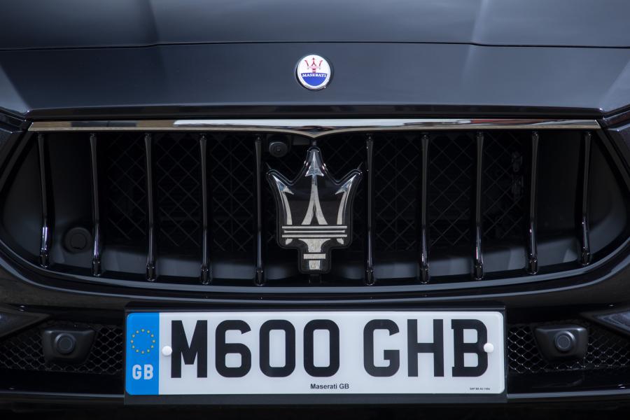 Логотип Maserati Ghibli GranSport Nerissimo Pack 2018 года  (UK) (фото 14 из 20)